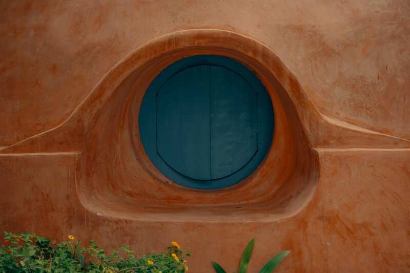 Interior profesional de Airbnb con living bien iluminado
