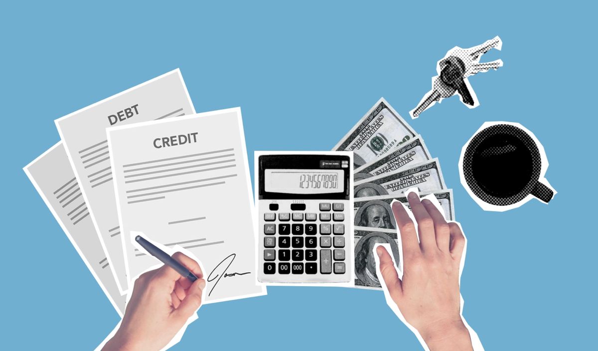 Calculadora, documentos y llaves para revisar la rentabilidad de una propiedad