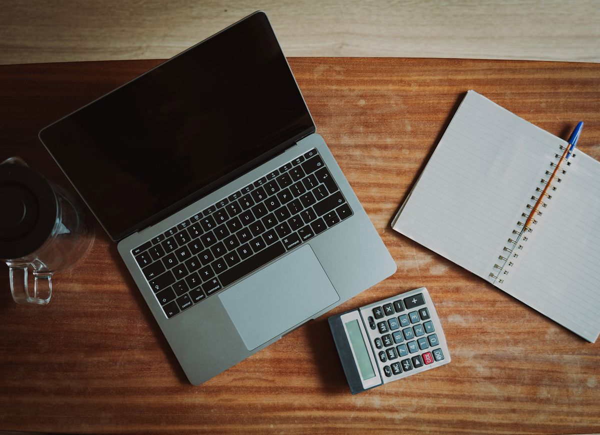 Planilla, notebook y calculadora para controlar el resultado de cada reserva