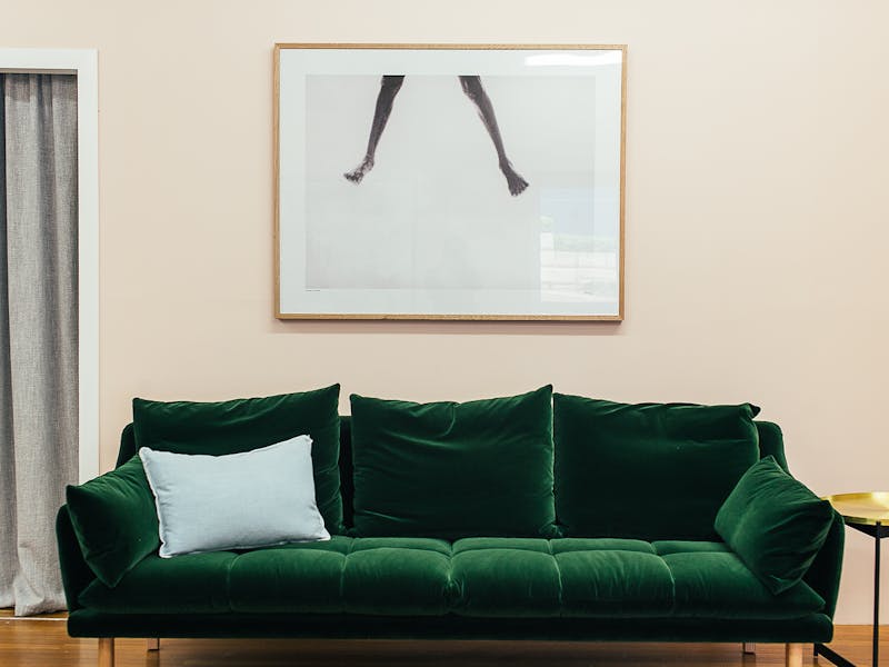 Sala de estar minimalista con sofá cómodo y buena iluminación