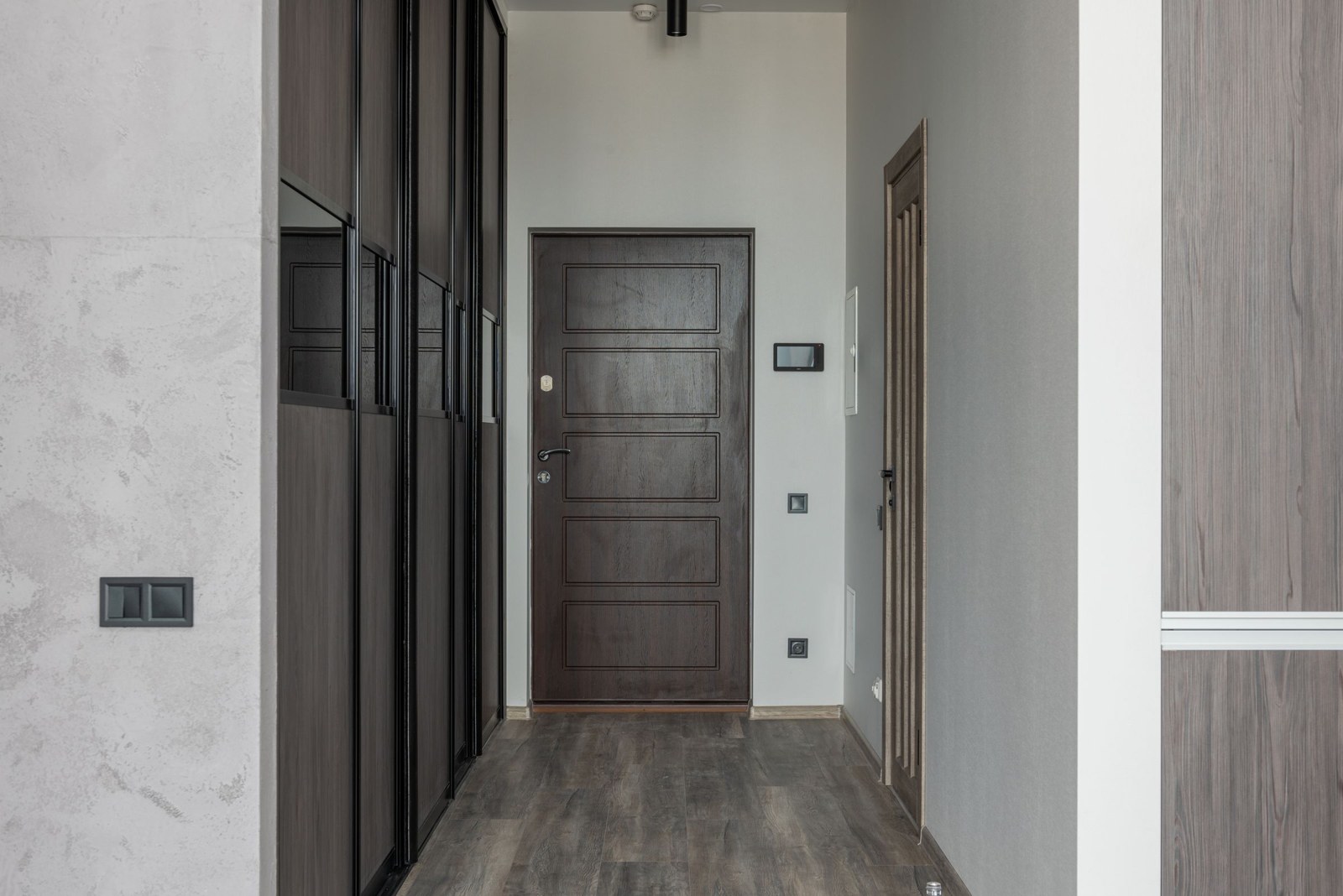 Corredor interior con puerta de entrada y alternativas de acceso visibles