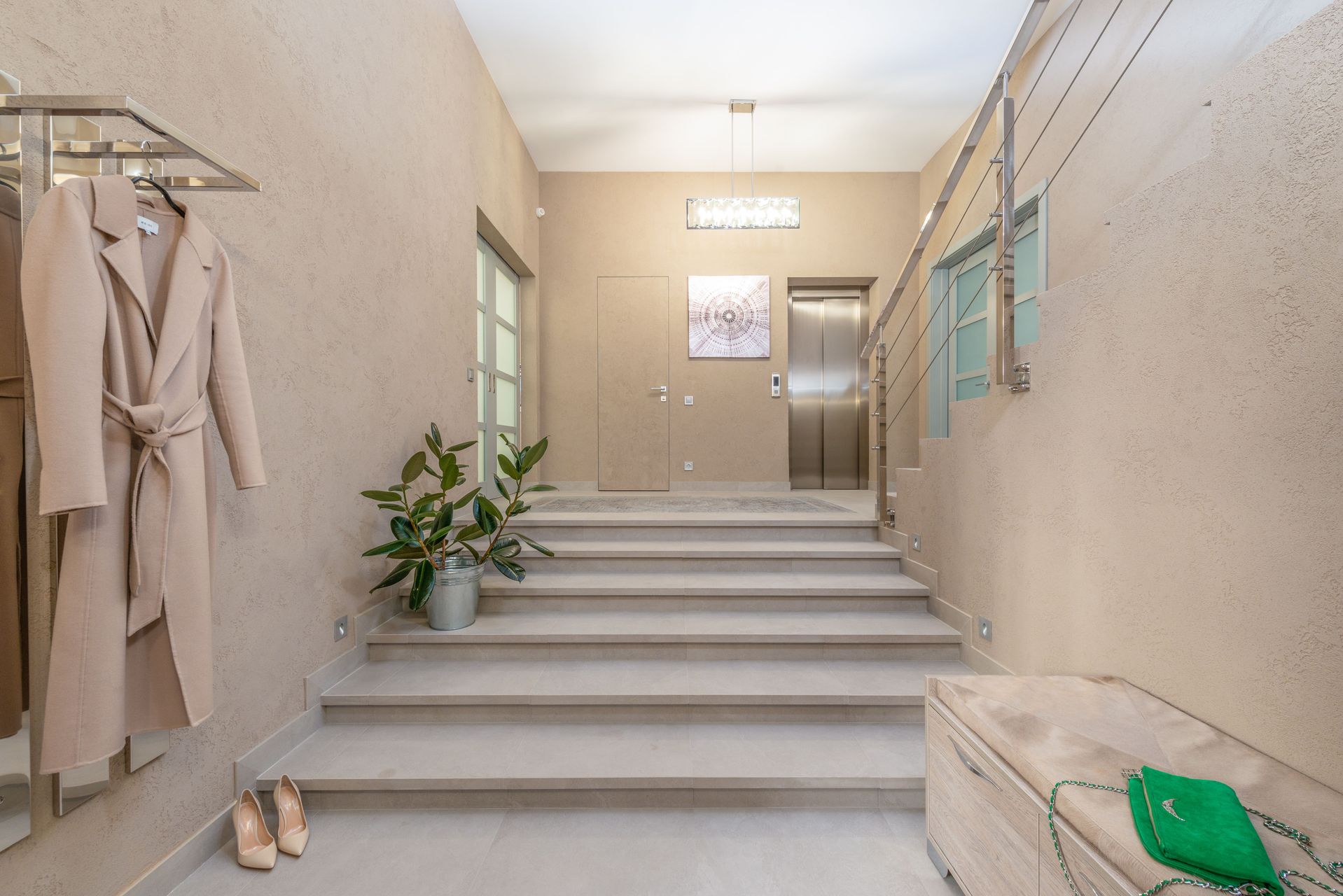Hall de edificio residencial con ascensor y espacios comunes