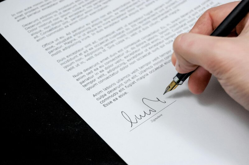 Imagen de contrato y firma de acuerdo