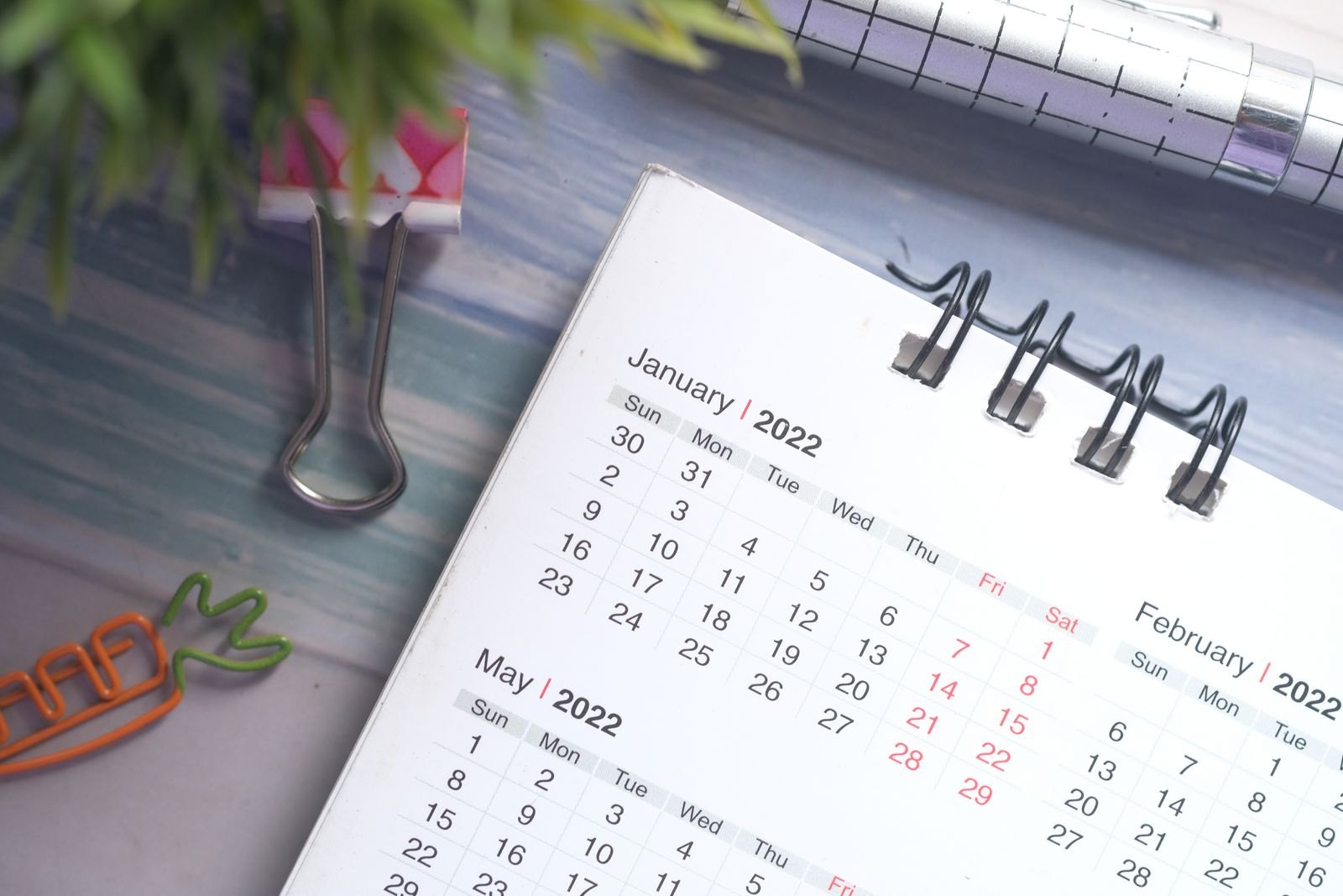 Calendario de escritorio para revisar reglas y fechas de reserva