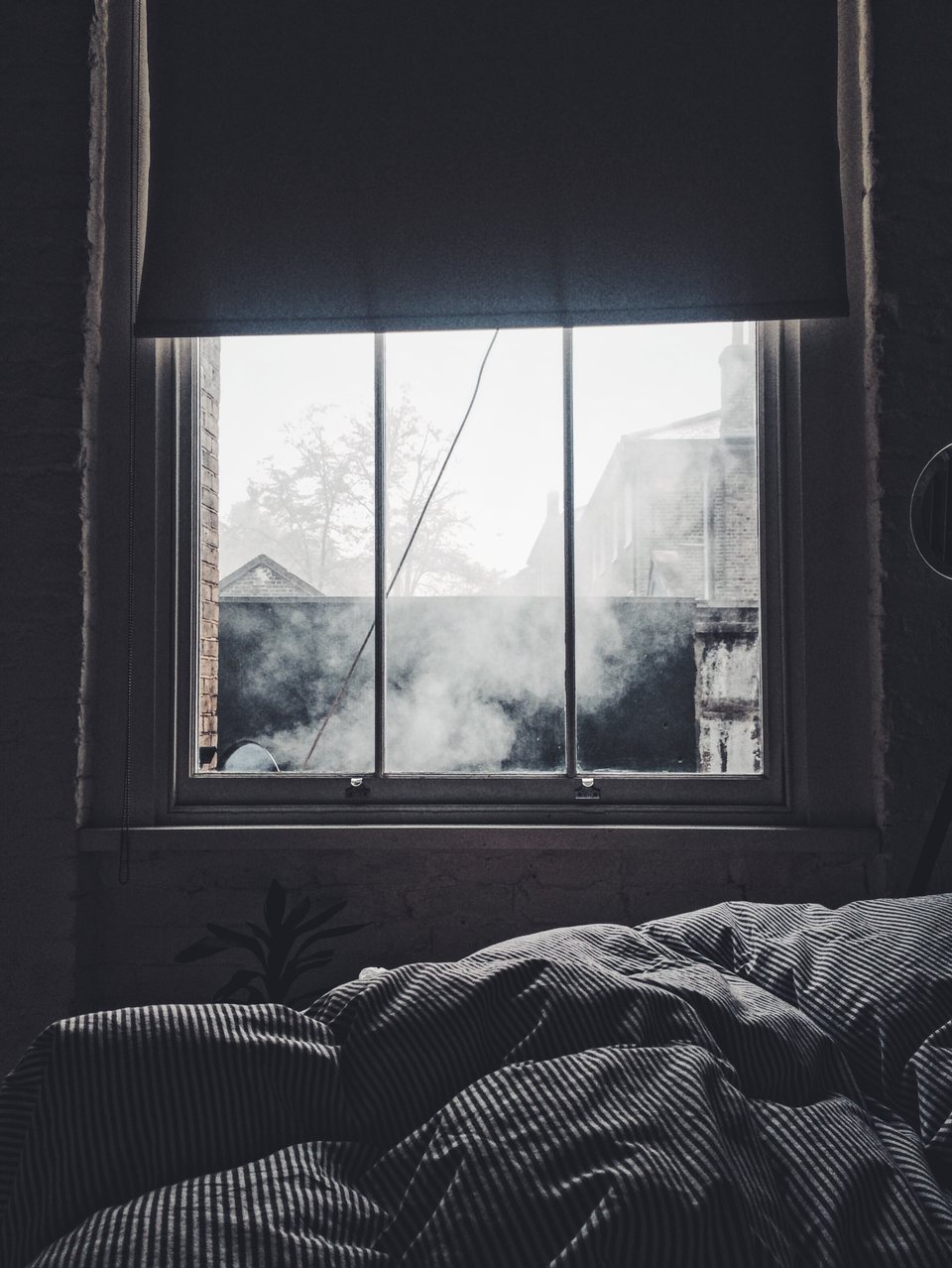 Dormitorio preparado junto a una ventana