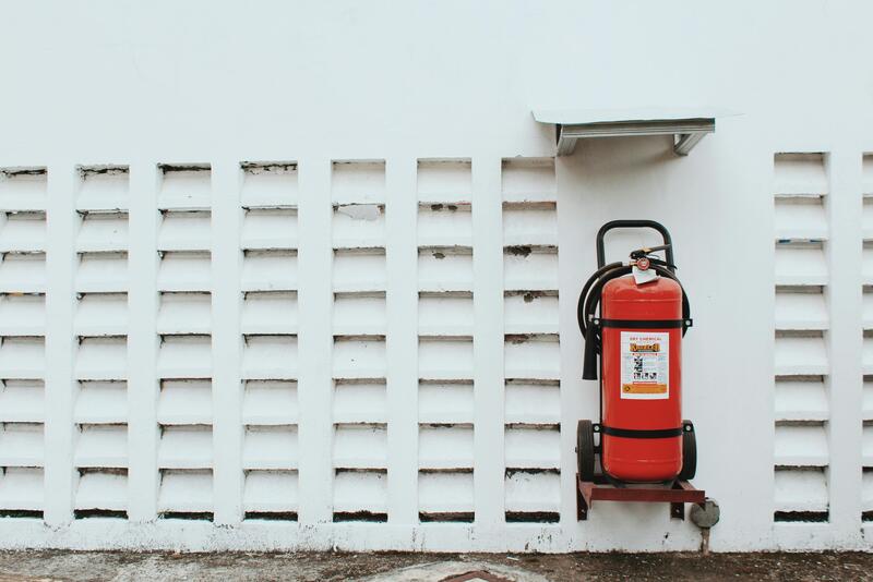 Extintor de incendios en edificio