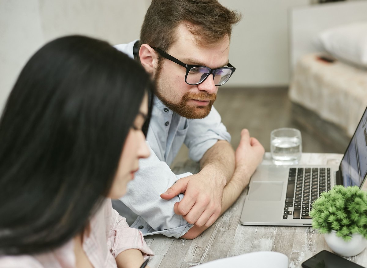 Dos personas revisando una laptop para ordenar la gestión de una propiedad