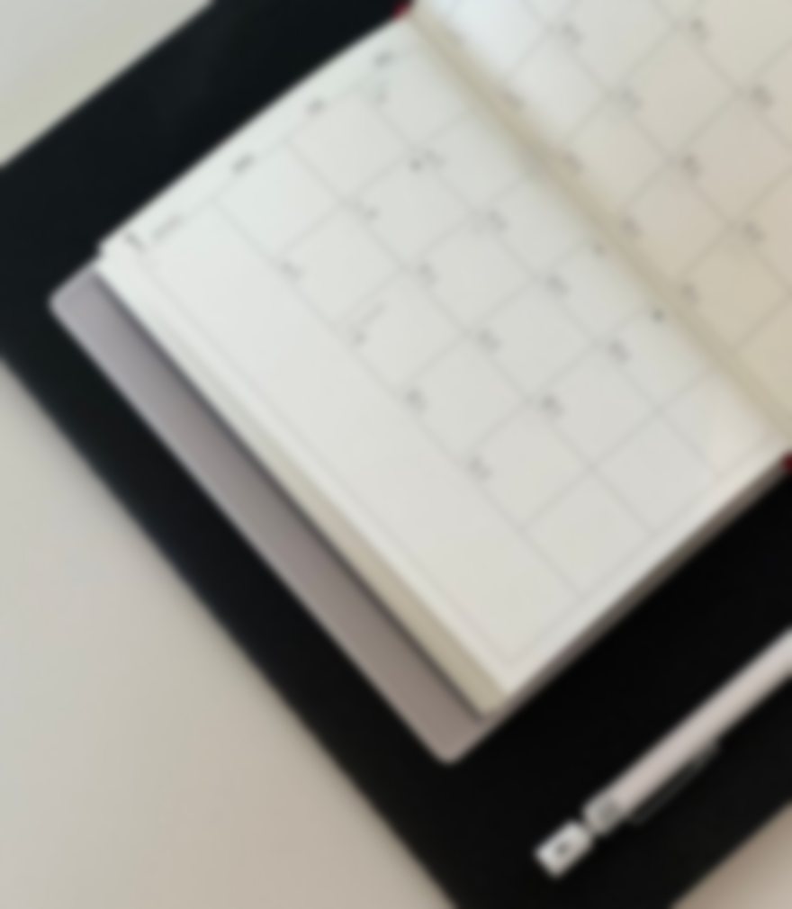 Calendario y computadora para registrar consultas y fechas disponibles