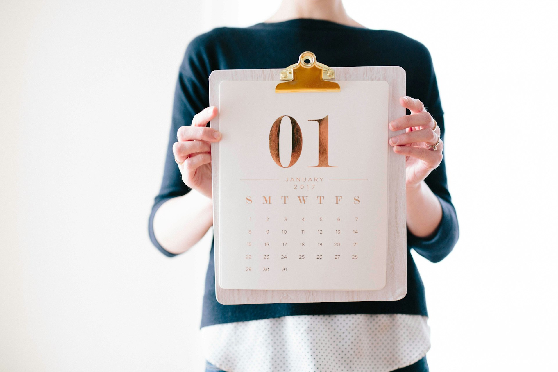 Calendario y planificación de reservas sobre un escritorio