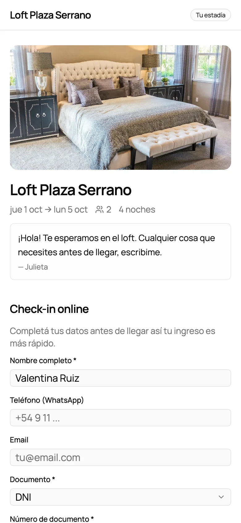 Página del huésped en el celular, con la foto de la propiedad, las fechas de la estadía y el formulario de check-in